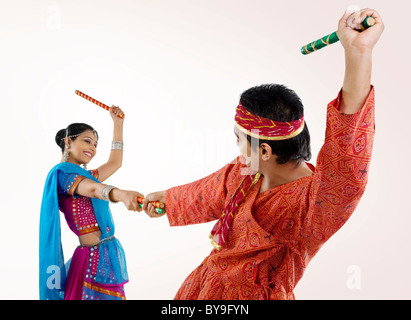 Gujarati paar Dandiya durchführen Stockfoto