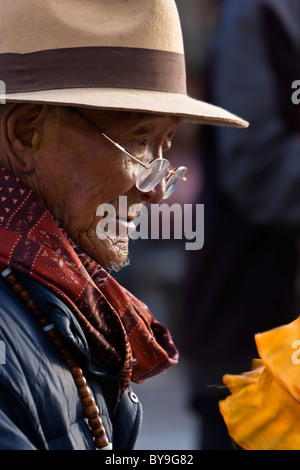 Alte tibetische Mann Pilger tragen Brillen und Hut in der Barkhor-Lhasa-Tibet. JMH4632 Stockfoto