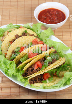 Tacos auf einem Bett von Salat auf einem Teller Stockfoto