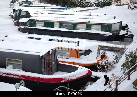 Narrowboats auf den gefrorenen Bridgewater Kanal in Appleton, Cheshire Stockfoto