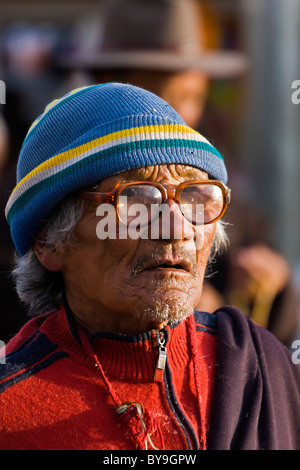 Alte tibetische Mann Pilger tragen Gläser rote Jacke und blau und gelb Wollmütze in der Barkhor-Lhasa-Tibet. JMH4637 Stockfoto