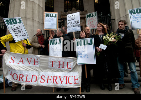 26. Januar 2011. Protest außerhalb Bush House gegen die Bedrohung durch Schnitt bis zu 650 Arbeitsplätze und schließen fünf Sprachdienstleistungen Stockfoto