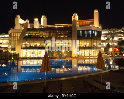 Urlaubshotel in Playa Blanca Lanzarote in der Nacht Stockfoto