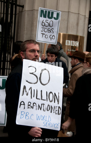 26. Januar 2011. Protest außerhalb Bush House gegen die Bedrohung durch Schnitt bis zu 650 Arbeitsplätze und schließen fünf Sprachdienstleistungen Stockfoto
