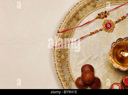 Rakhi, Diya und Süßigkeiten in einem Fach Stockfoto