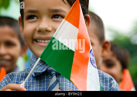 Schulmädchen mit der indischen Flagge Stockfoto