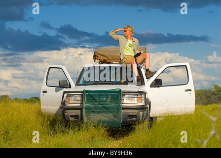 Touristische bei Allradgetriebenen Fahrzeug whatching der Gegend auf einer Safari, makgadikgadi Nationalpark, Botswana, Afrika Stockfoto