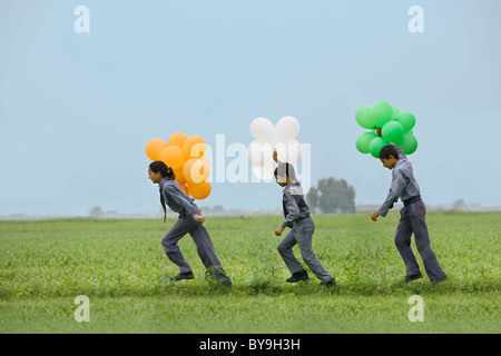 Schülerinnen und Schüler mit bunten Luftballons Stockfoto