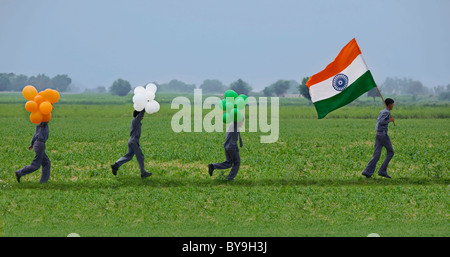 Schule Jungs mit der indischen Flagge und Luftballons Stockfoto