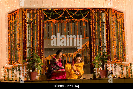 Mutter und Tochter Diyas anordnen Stockfoto