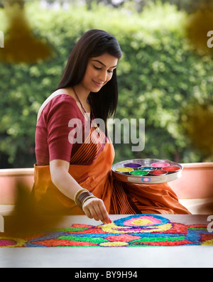 Frau macht ein rangoli Stockfoto