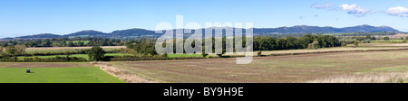 Ein Panoramablick auf die gesamte Länge der Malvern Hills aus dem Südosten - von Longdon, Worcestershire UK aus gesehen Stockfoto