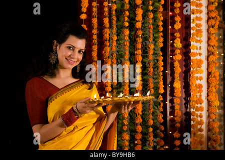 Frau mit einem Tablett mit diyas Stockfoto