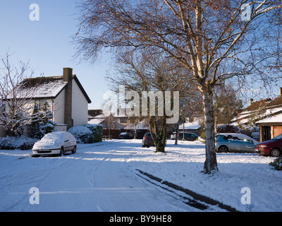 Ein englisches Dorf Straße im Schnee bedeckt. Wrington, North Somerset, England. Stockfoto