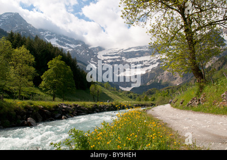 Cirque de Gavarnie und den Fluss von Gavarnie Gavarnie gesehen. Park National des Pyrenäen, in den Pyrenäen, Frankreich. Juni. Stockfoto