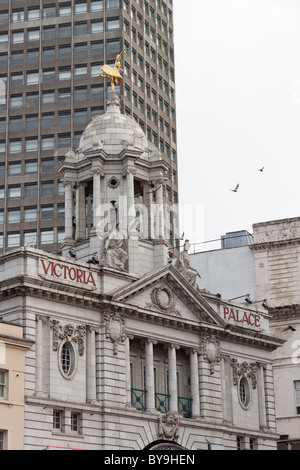 Dekorativen Schnitzereien auf der Victoria Palace Theatre, London Stockfoto