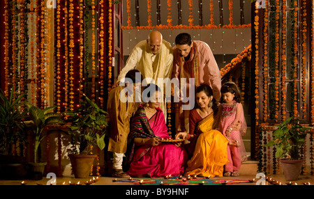 Familie arrangieren diyas Stockfoto