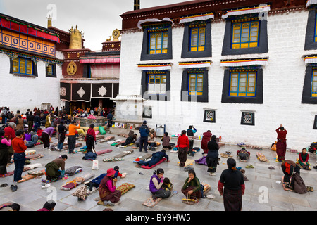 Pilger, die sich vor dem Eingang zu den Jokhang-Tempel in Barkhor Square Lhasa Tibet niederwerfen. JMH4656 Stockfoto