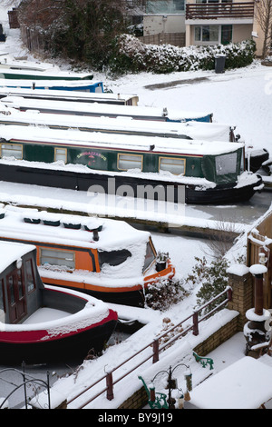 Narrowboats auf den gefrorenen Bridgewater Kanal in Appleton, Cheshire Stockfoto