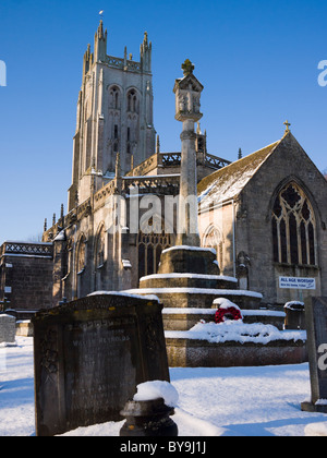 Wrington All Saints Church im Winterschnee. North Somerset, England. Stockfoto