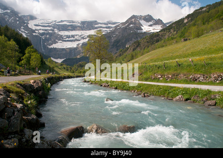 Cirque de Gavarnie und den Fluss von Gavarnie Gavarnie gesehen. Park National des Pyrenäen, in den Pyrenäen, Frankreich. Juni. Stockfoto