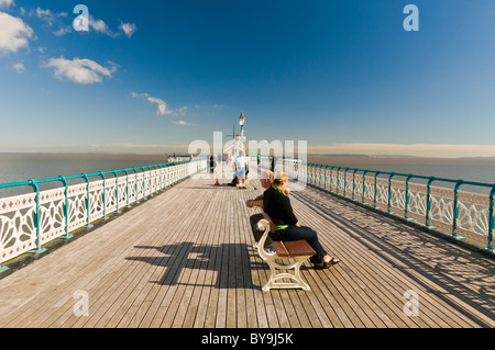 Menschen auf einer Mole im Wales in der Sonne Stockfoto