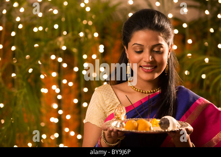 Frau mit einem Tablett mit diyas Stockfoto