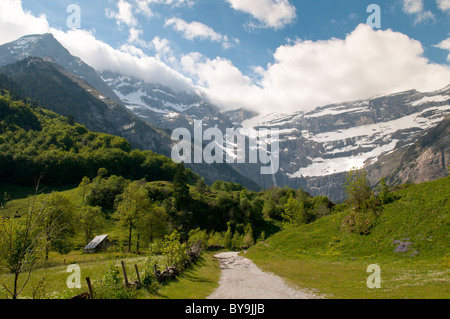 Cirque de Gavarnie und den Fluss von Gavarnie Gavarnie gesehen. Park National des Pyrenäen, in den Pyrenäen, Frankreich. Juni. Stockfoto