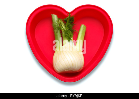 Konzeptionelle Foto von Fenchel in eine herzförmige Schüssel, eine Liebe des Gemüses, vertreten isoliert auf weißem Hintergrund Stockfoto