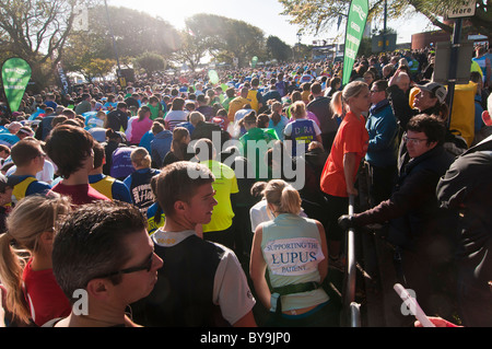 Läufer an der Startlinie am Great South Run Portsmouth Stockfoto