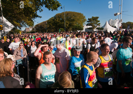 Läufer an der Startlinie am Great South Run Portsmouth Stockfoto