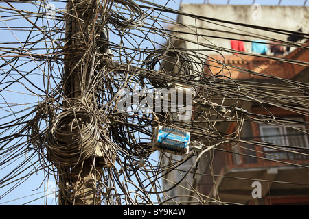 sehr chaotisch Elektrokabel in asiatischen Stadt, Kathmandu, nepal Stockfoto