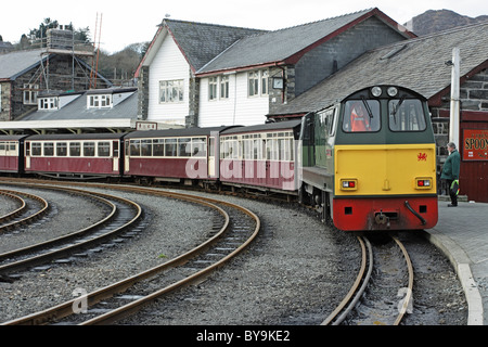 ein Dieselmotor und Zug in Porthmadog Station North Wales auf der Festiniog-Schmalspur-Eisenbahn Stockfoto