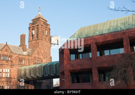 Ein Gehweg verbindet die älteren und neuen Rat Haus Gebäude in Coventry, West Midlands, England. Stockfoto