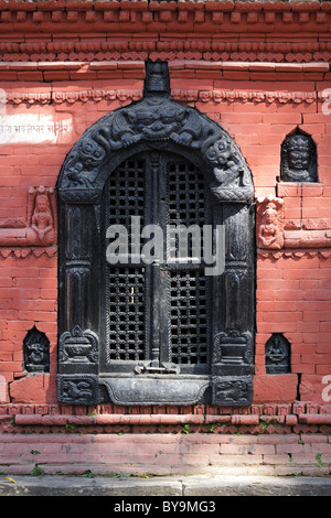 Fenster, geschnitzten hindu-Tempel in Kathmandu, Nepal Stockfoto