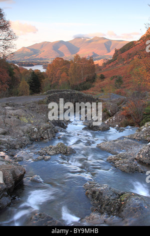 Eine Ansicht von Skiddaw im Lake District von Barrow Beck und Ashness Brücke Stockfoto