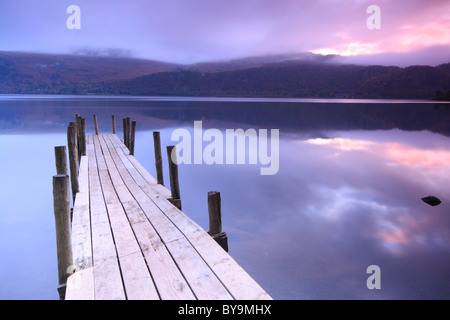 Licht des frühen Morgens bricht durch die Wolken an hohen Brandelhow, Derwentwater Stockfoto