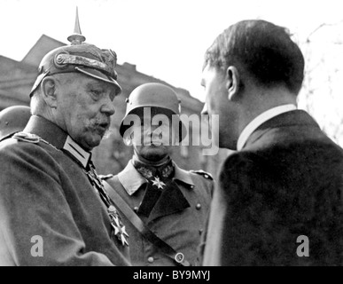 PAUL VON HINDENBURG Prtesident der deutschen mit Hitler auf der rechten Seite und Werner von Blomberg in Potsdam 21. März 1933 Stockfoto