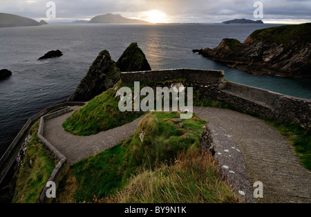 Dunquin Pier Atlantik und Inishtooskert Blasket Inseln Dingle Halbinsel County Kerry Irland Stockfoto