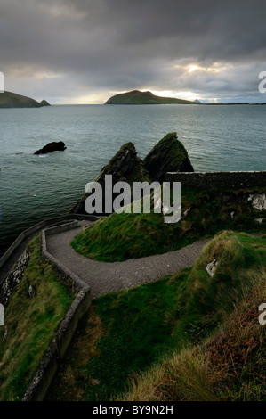 Dunquin Pier Atlantik und Inishtooskert Blasket Inseln Dingle Halbinsel County Kerry Irland Stockfoto