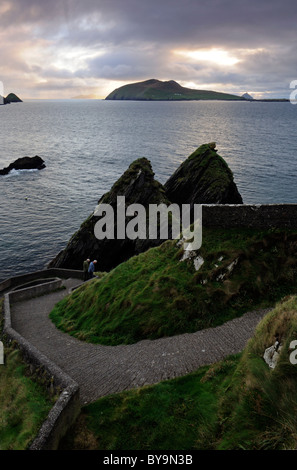 Dunquin Pier Atlantik und Inishtooskert Blasket Inseln Dingle Halbinsel Grafschaft Kerry Irland zwei Männer auf der Suche in Ozean Stockfoto