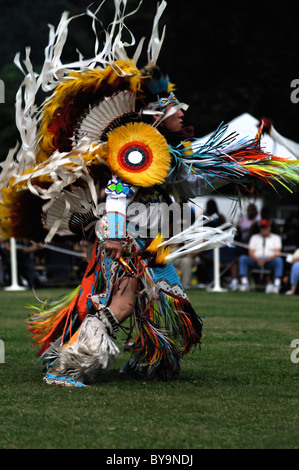 Native American fancy Tänzer wirbelt während des Tanz-Wettbewerbs im Cherokee Pow Wow in Cherokee, North Carolina Stockfoto