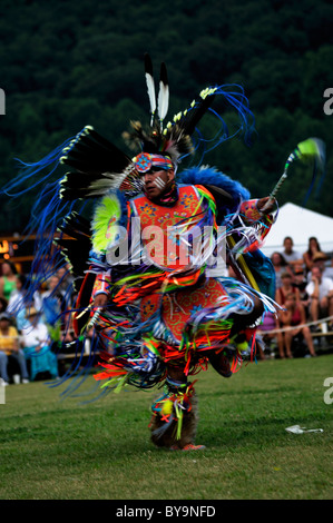 Native American fancy Tänzerin konkurriert bei der jährlichen Cherokee Pow Wow in Cherokee, North Carolina Stockfoto