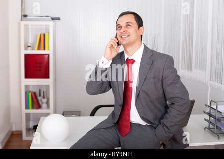 Reife Geschäftsmann arbeiten im Büro Stockfoto