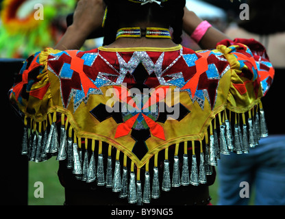 Indianische Jingle Tänzerin bei den Cherokee Reservation Pow Wow Stockfoto