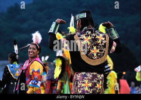 Eine indische Frau lacht über einen anderen Tänzer während der jährlichen Cherokee Pow Wow in Cherokee, North Carolina Stockfoto