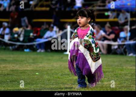 Ein Kind konkurriert in der Kleinkind-Division des Cherokee Pow Wow in Cherokee, North Carolina Stockfoto