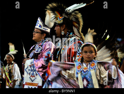 Eine indianische Familie zusammenstehen während der jährlichen Cherokee Pow Wow in Cherokee, North Carolina Stockfoto