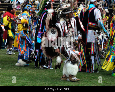 Tänzer in voller Montur während der Cherokee Pow Wow in Cherokee, North Carolina Stockfoto