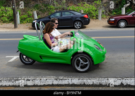 Paar in Mini Mietwagen besuchen Honolulu Hawaii Oahu Pazifischen Ozean Stockfoto